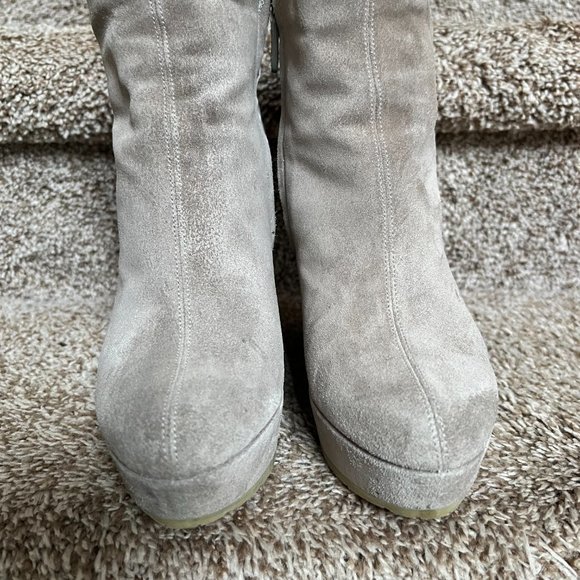 Gucci Women's Nude Suede 'GG' Logo Wedge Ankle Zip-Up Booties. - Picture 3 of 16